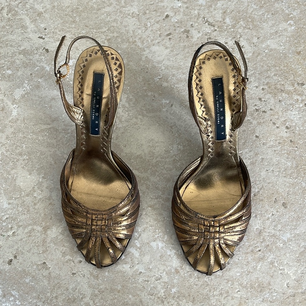 Laundry by Shelli Segal size 7.5 stiletto heels gold slingbacks